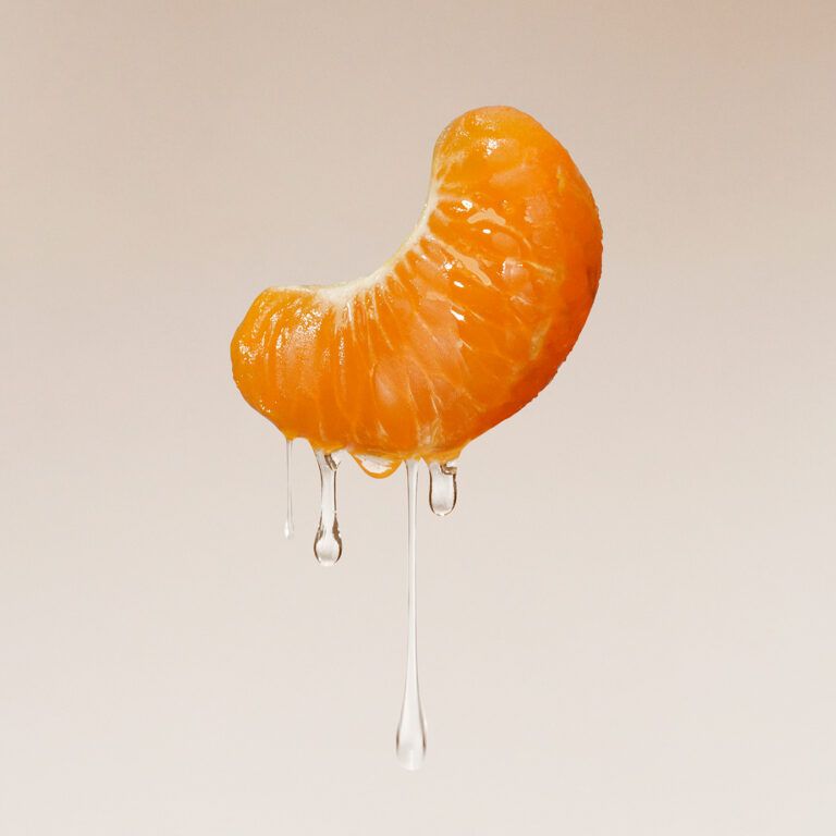 Gajo de mandarina fresco con gotas de jugo, ejemplo de fotografía gastronómica publicitaria de Cactus Foto.