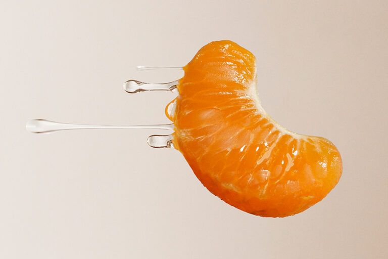 Gajo de mandarina fresco con gotas de jugo, ejemplo de fotografía gastronómica publicitaria de Cactus Foto.